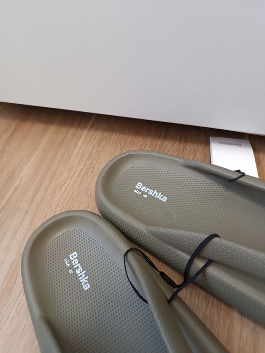 Japonki na platformie Bershka