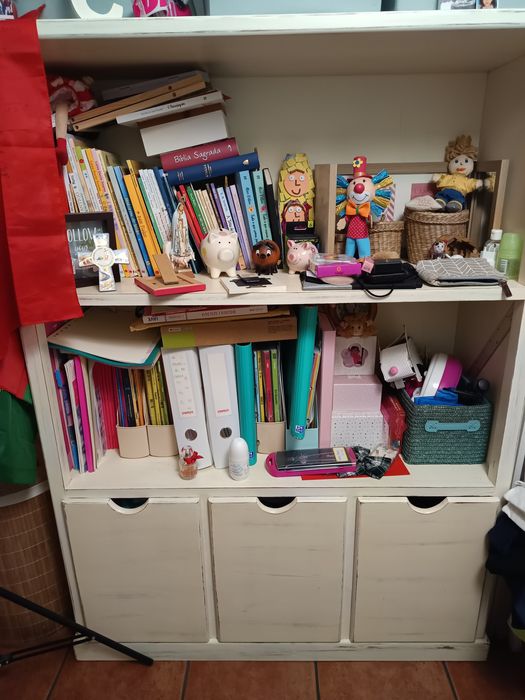 Estante branca em decapé