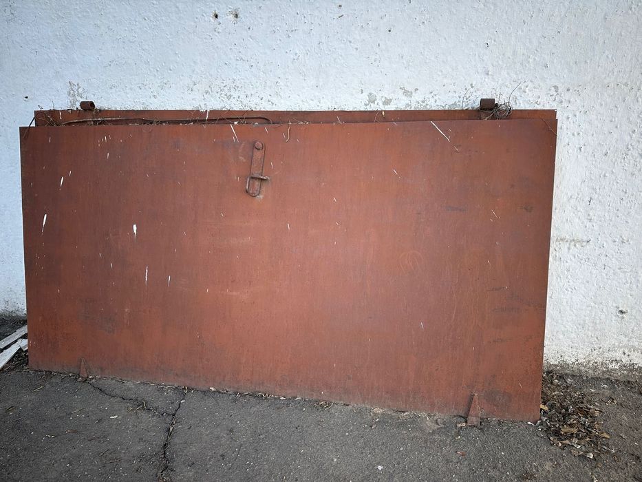 Металеві ворота підійдуть для встановлення на гараж