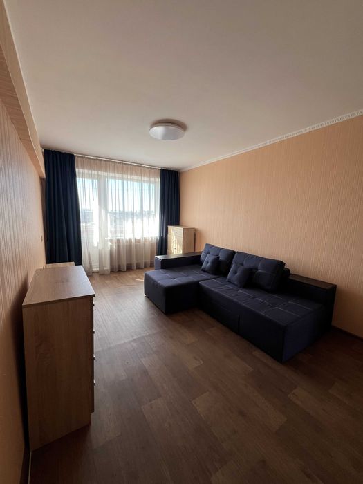 Простора 2-к квартира ,середний поверх