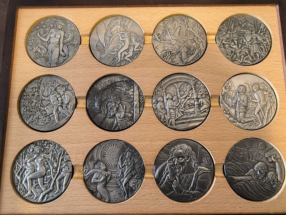 Estojo em madeira com 12 medalhas, alusivas à Obra de Luís de Camões
