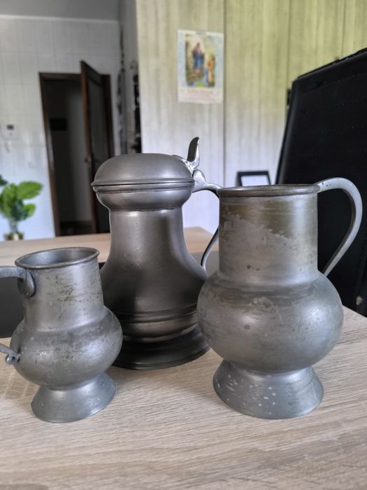 Conjunto de jarras antigas