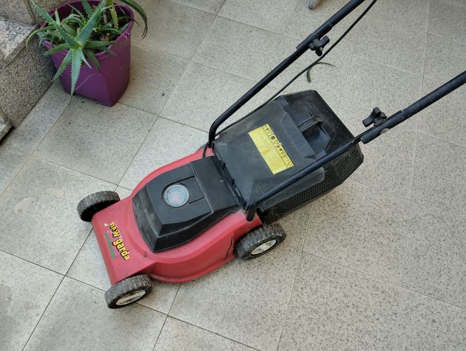 Máquina de cortar relva elétrica