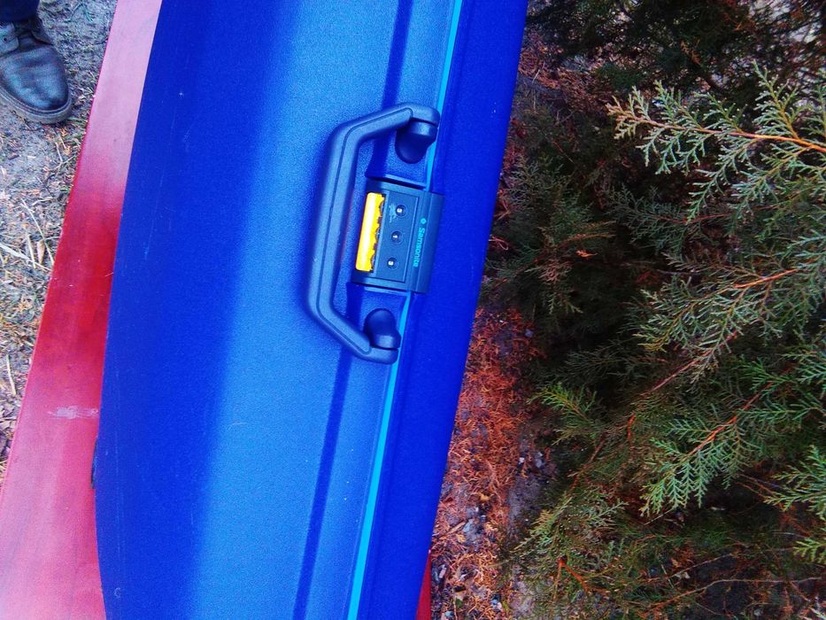 Чемодан на колесах с ручкой