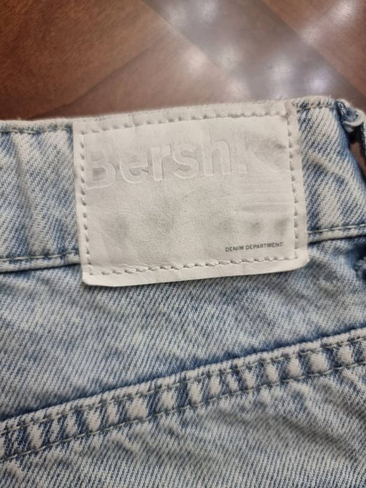 Джинсові шорти Bershka.