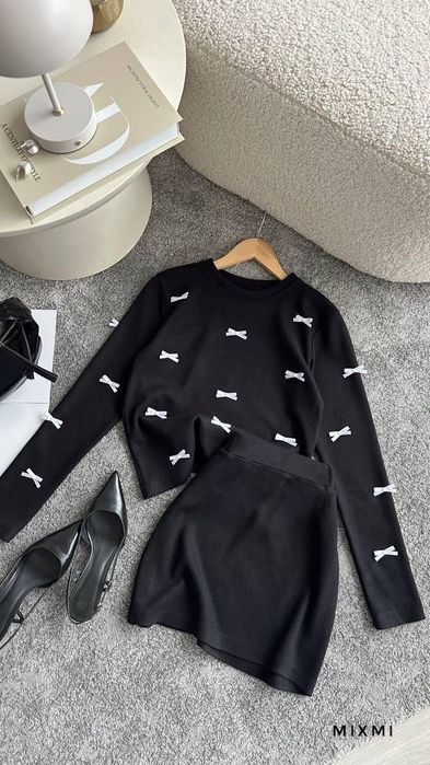 Жіночий костюм кофта і спідниця з бантиками