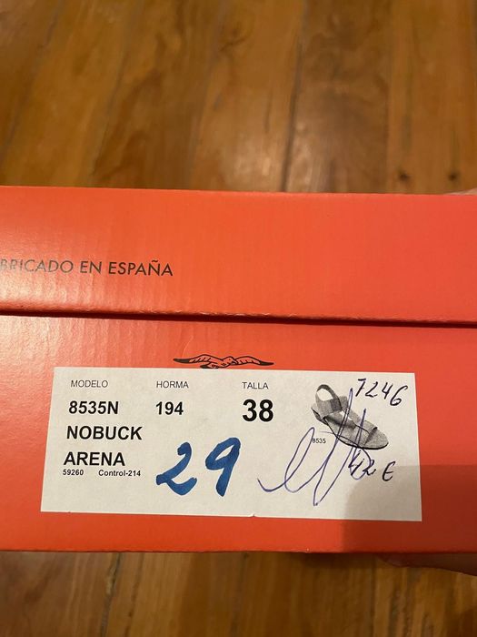 Sandálias de camurça camel.