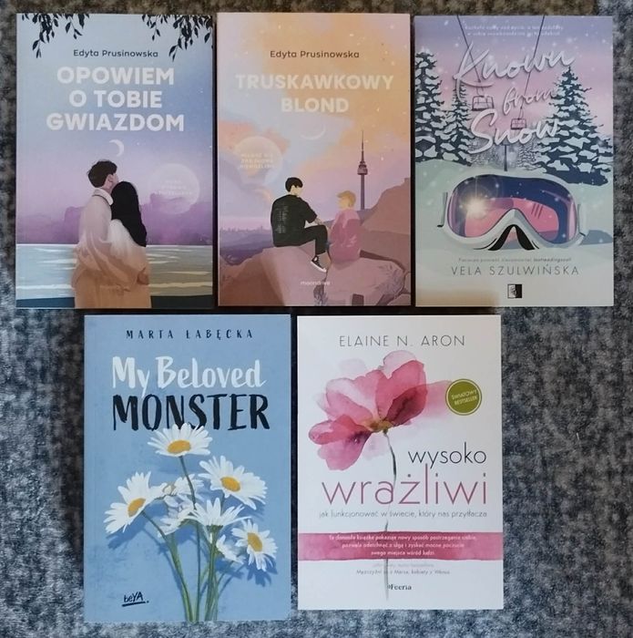 Mangi, książki, komiksy i jednotomówki.