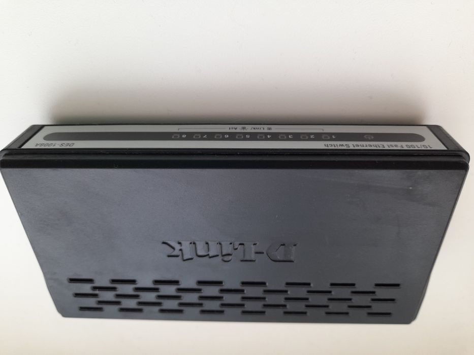 Комутатор d-link des-1008A маршрутизатор