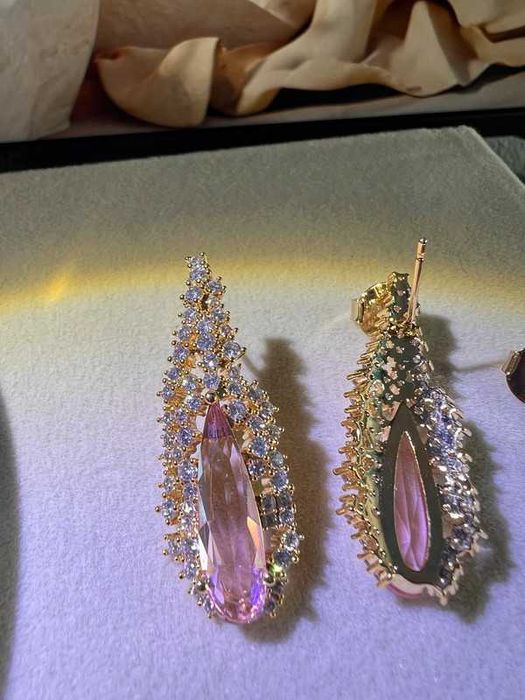 Brinco de festa Elegante | Microzircônias Pedra Rose | Banho Ouro 18k