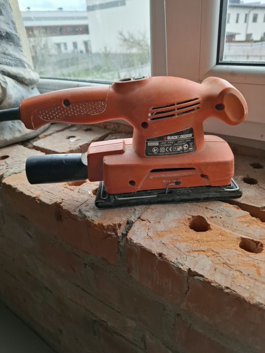 Вібраційна шліфувальна машина Black+Decker KA300