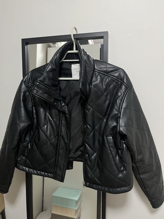 Czarna pikowana kurtka house