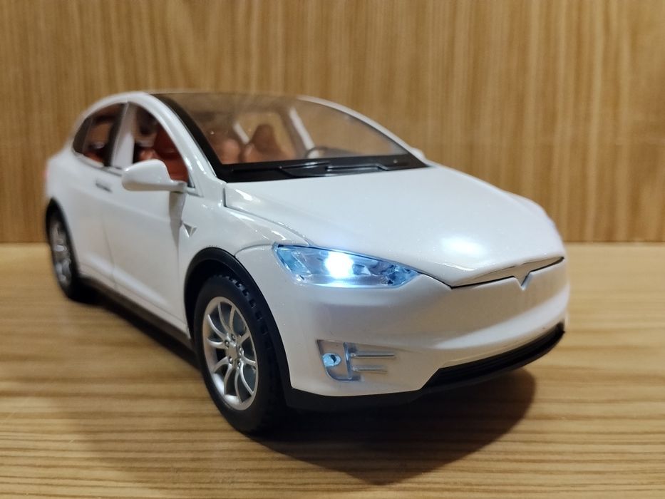 Модель машинка tesla  Х Aвтосвит 1:24 Металл свет звук инерция тесла