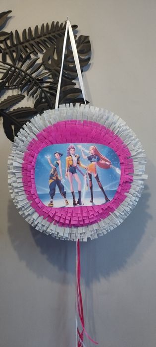 Piniata Huntrix 45x 45x 8 cm