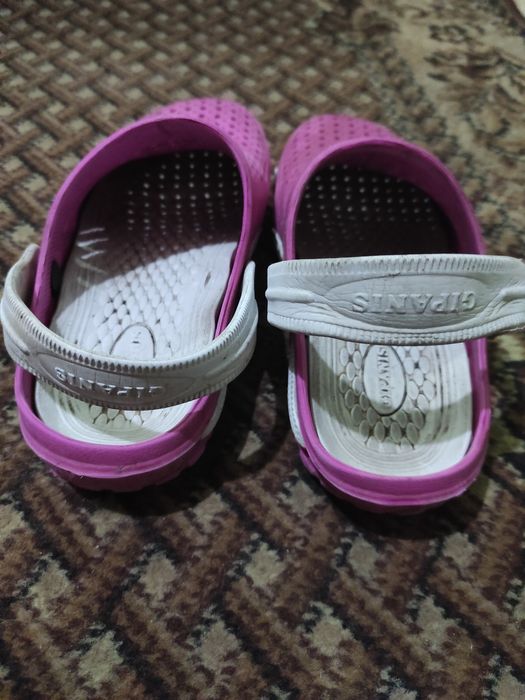 Продам кроксы  36 размер для девочки