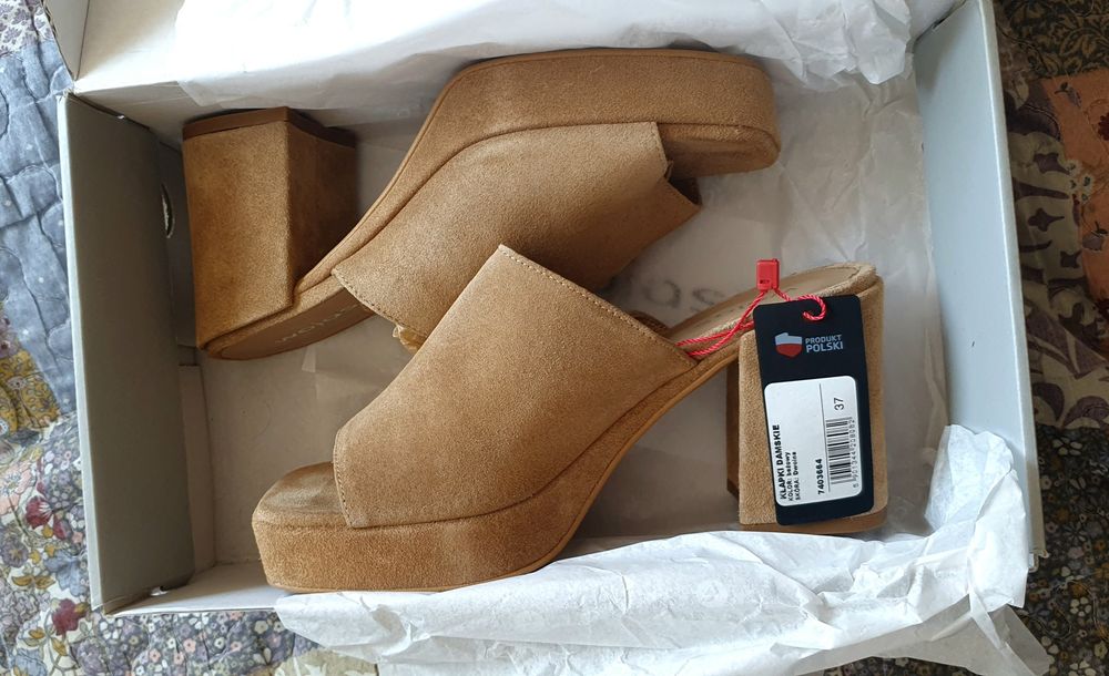 Damskie klapki beżowe, Wojas