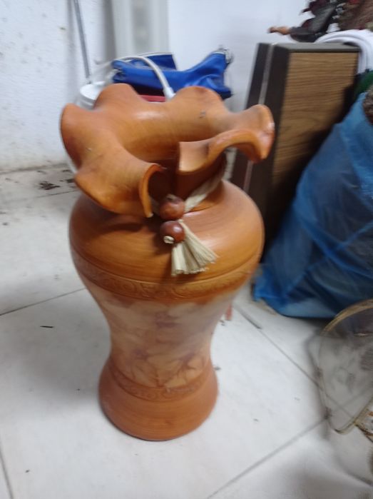 Jarrões novos e flores decorativas restos de loja