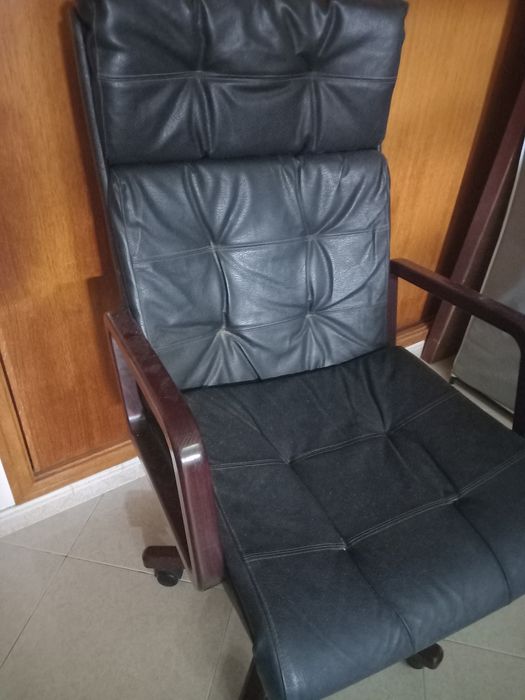 Cadeirão execitivo giratória em pele como nova