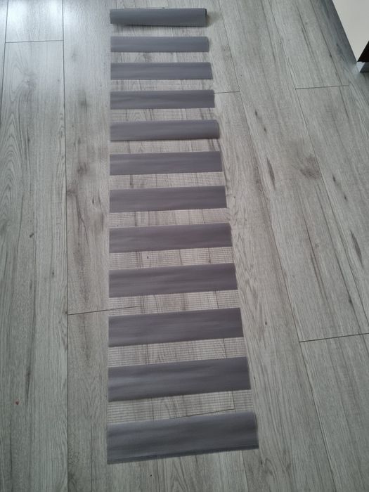 Jasno szary materiał na rolety