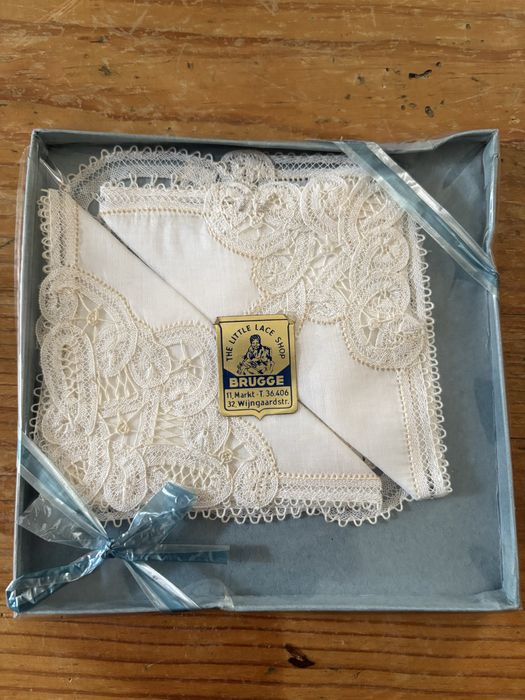 2 pequenos lenços ou guardanapos rendas Brugge