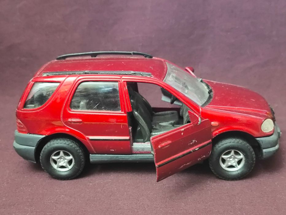 Машинка Mercedes-Benz M-Class 1:32 Welly