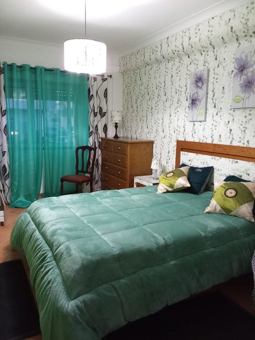 Aluga-se quarto...