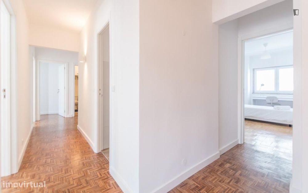 Quarto - localizado em Campolide Lisbon