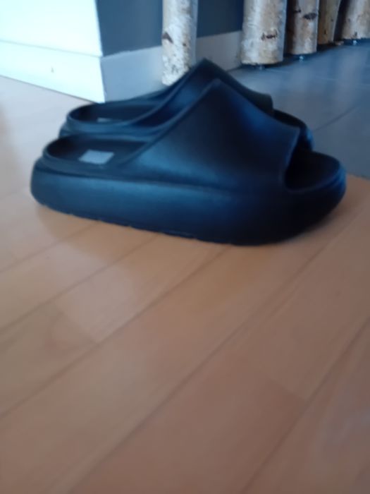 Czarne lekkie  klapki na grubej podeszwie 36