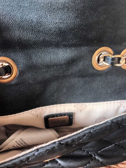 Pequena mala tiracolo Guess preta