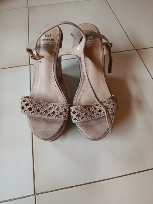Sandália de verão bege