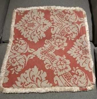 poduszka ozdobna, "ceglasta" z beżowymi dekoracjami, frędzle