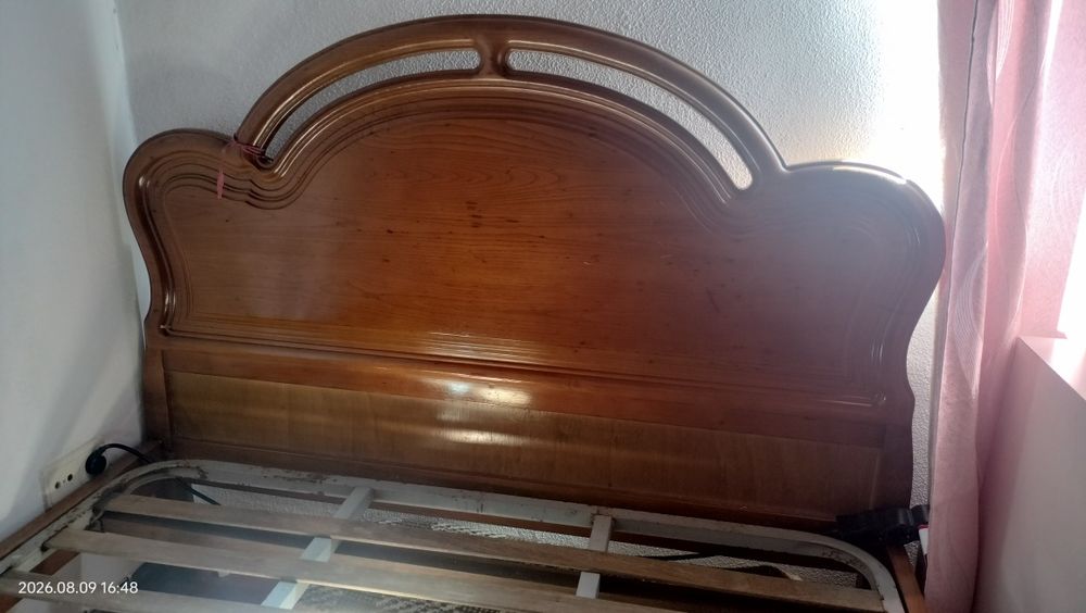 Cama de casal de madeira