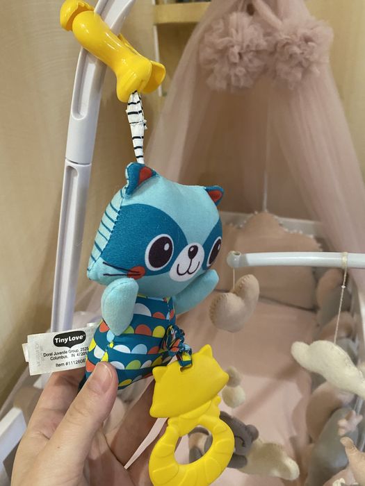 Игрушка в коляску Енот Tiny Love