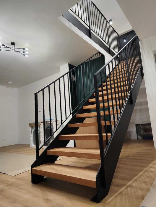 Schody wewnętrzne na konstrukcji metalowej - PRODUCENT