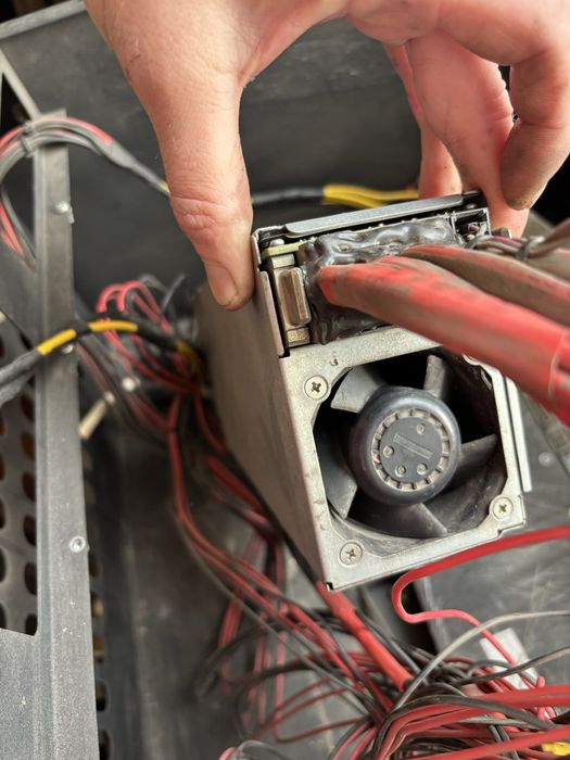 Майнинг риг на 8 видеокарт в сборе