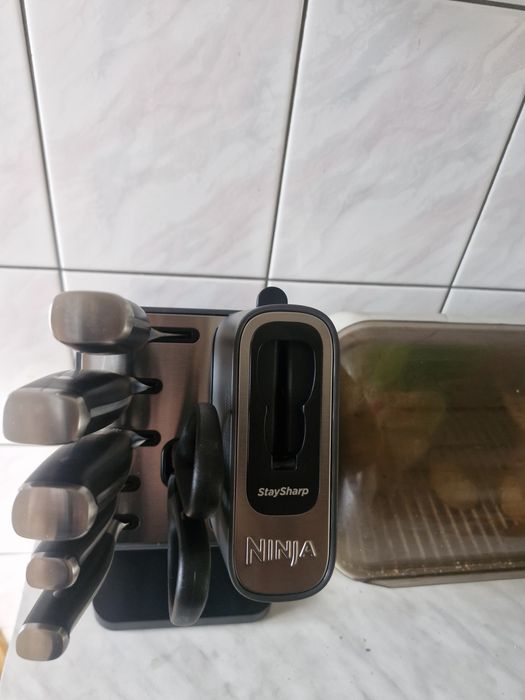 Zestaw noży Ninja w bloku z ostrzałka.