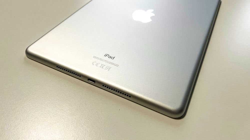 iPad 8 generacji 32GB Wi-Fi srebrny – stan bardzo dobry