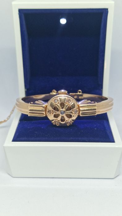 Золотий годинник Чайка 583*
Вага: 19.85г.
Розмір: 16-18.5 см.
Ціна: 67