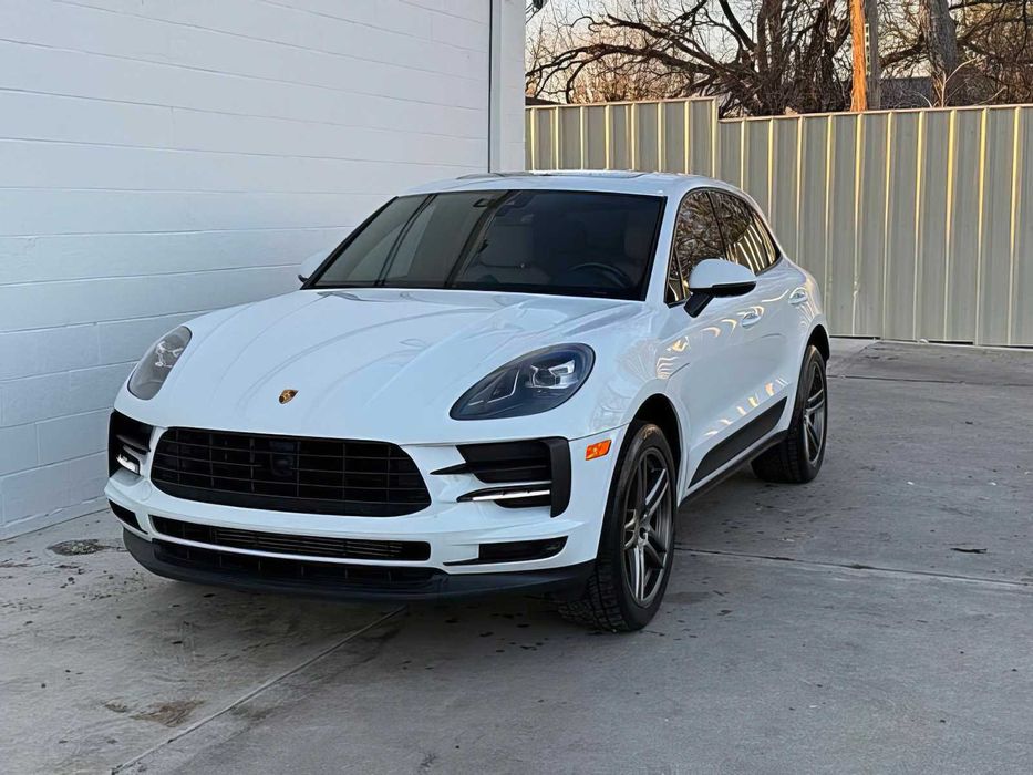 Porsche Macan      2021