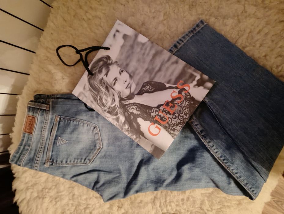 Джинсы Guess  Skinny с разрезами во внутрь хит 2026