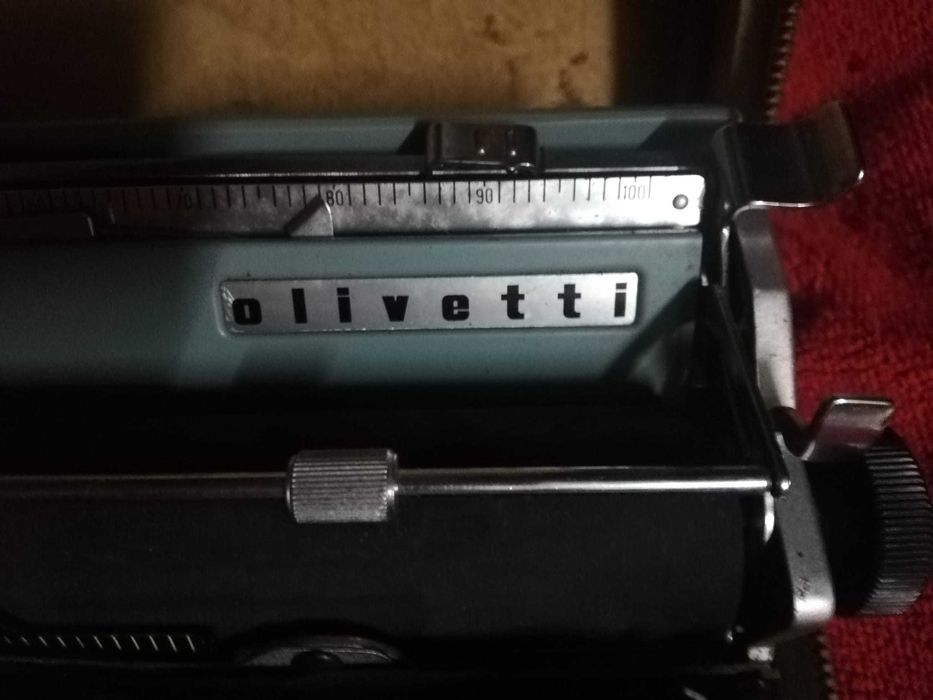 Máquina De Escrever Olivetti