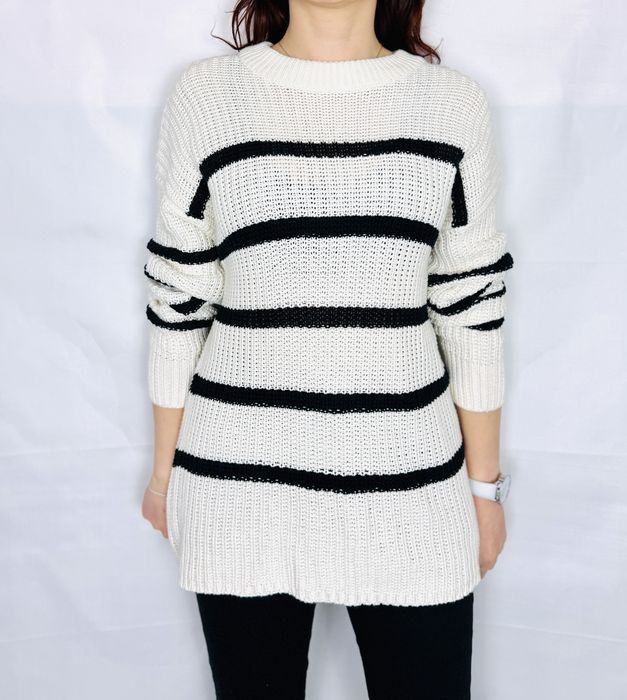 Biały sweter w czarne pasy o luźnym splocie L 40