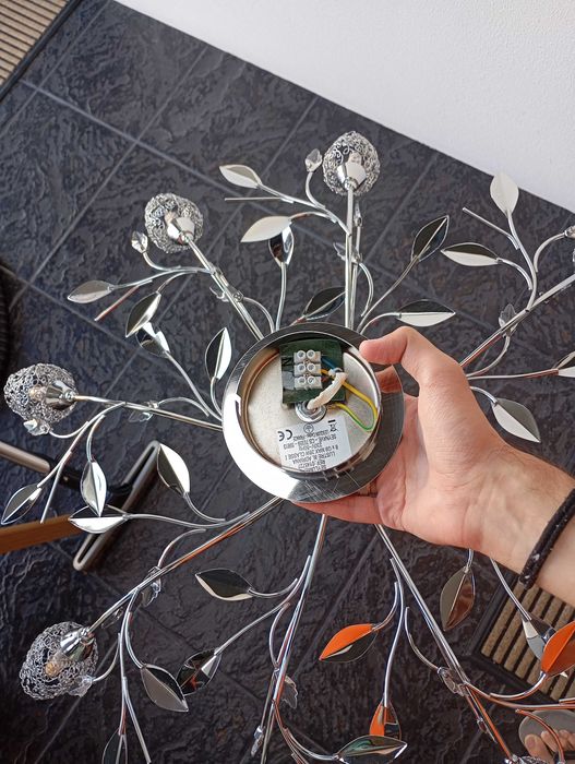 candeeiro com botões de rosa