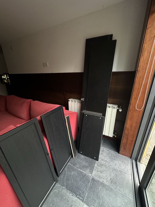 Armário preto com portas por aplicar