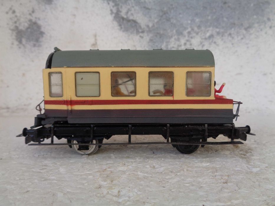 1:87 PIKO Vagão transformado de passageiros com personagens