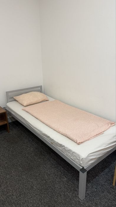 Metalowe łożka z materacem