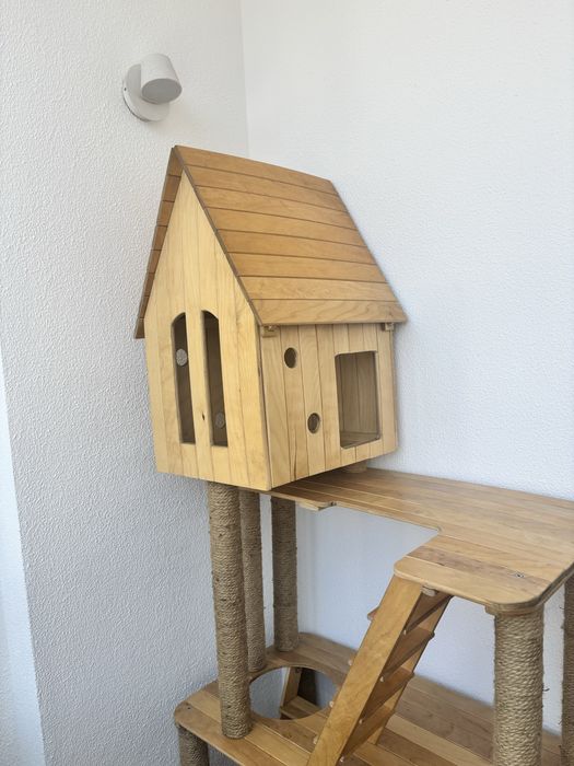 Casota e arranhador de gato feito em  madeira