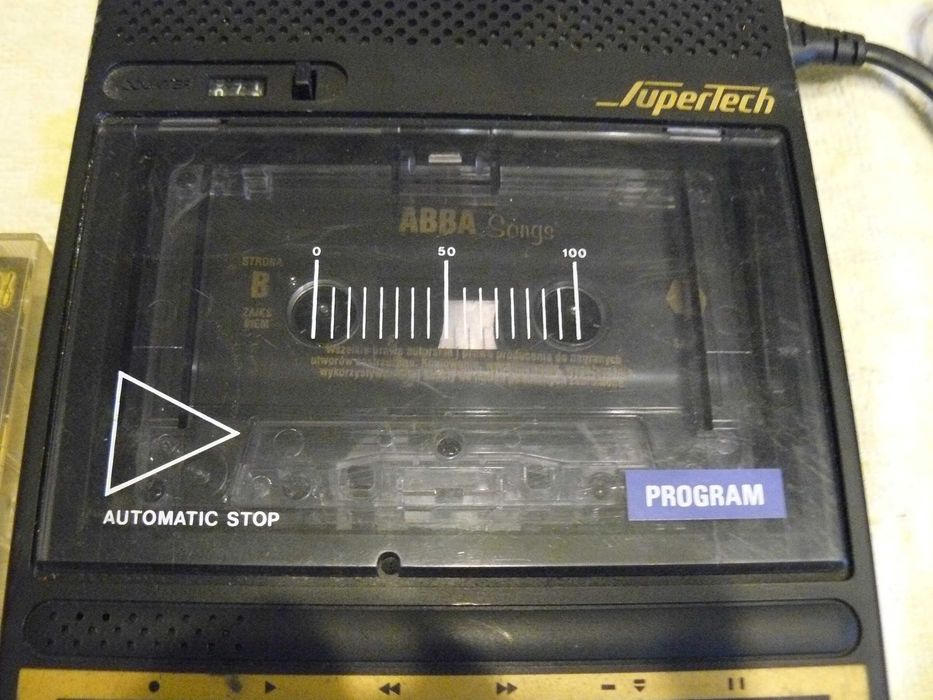 Magnetofon kasetowy niemieckiej firmy Supertech z przewodem zasil.