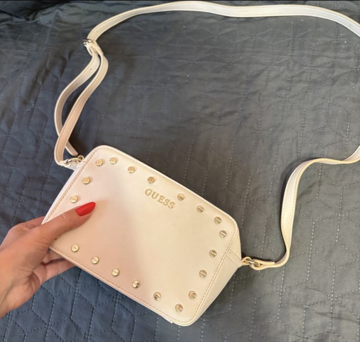 Guess beżowa torebka ćwieki