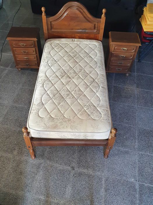 Cama + colchão + comoda + mesinhas